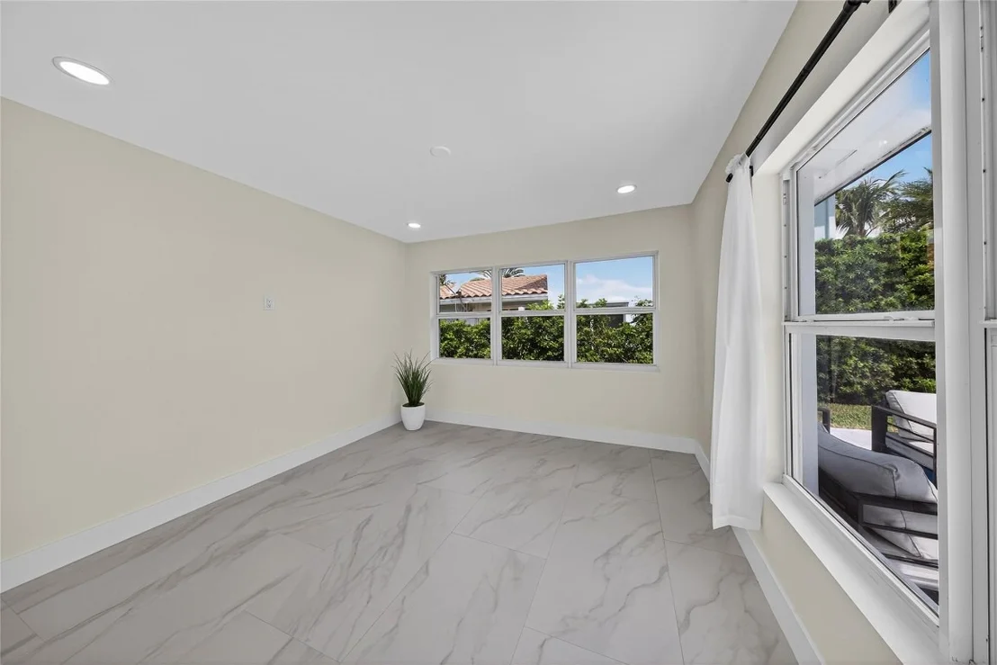 Photo of 230 SE 3rd Avenue