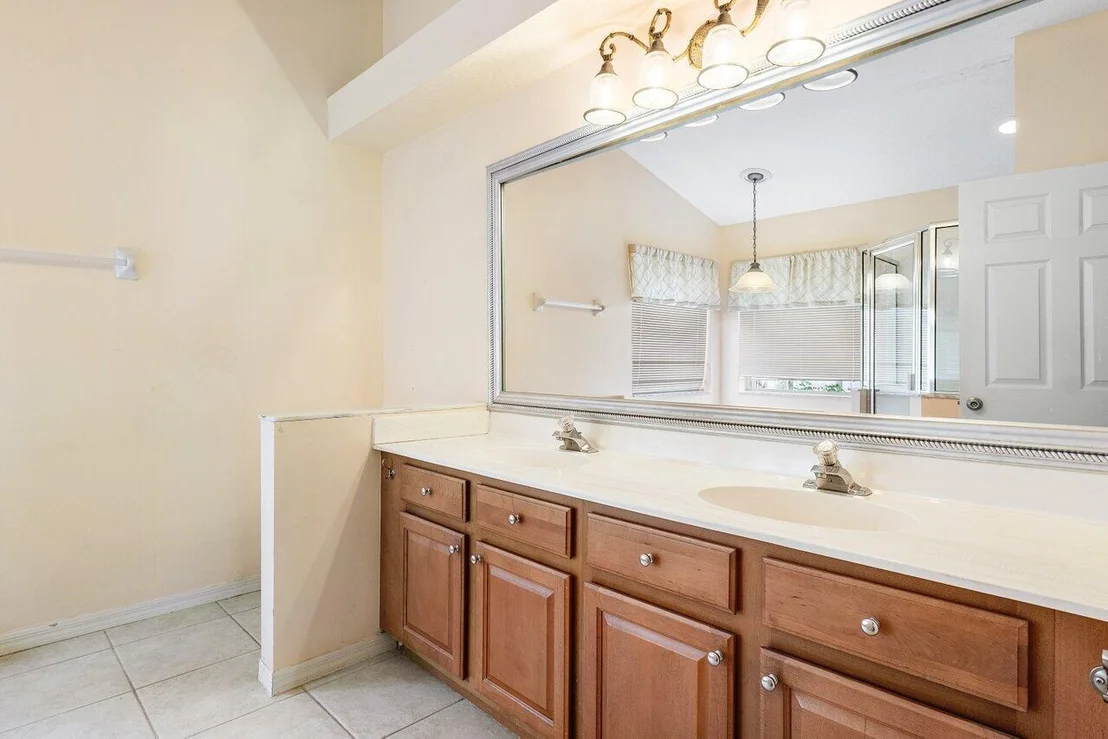 Photo of 542 Canoe Point