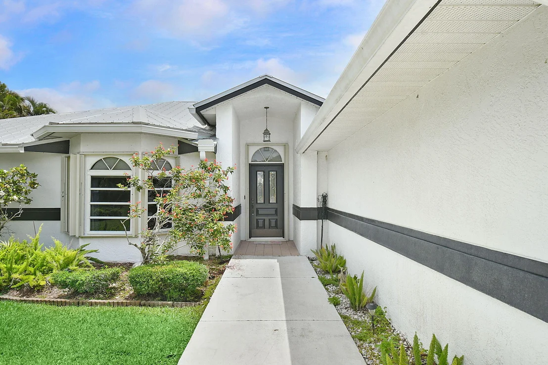 Photo of 895 SE Waterside Way