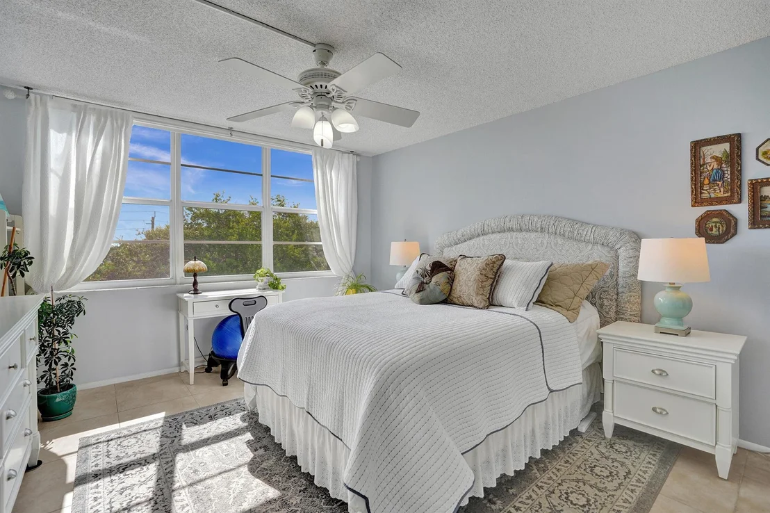 Photo of Unit UNIT405 at 2829 Florida Boulevard