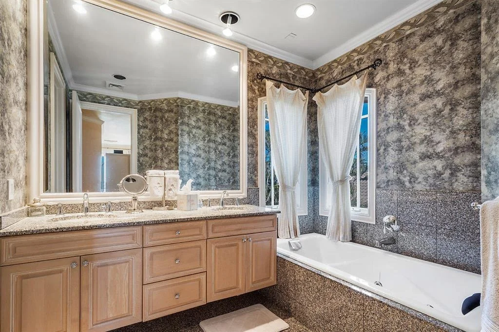 Photo of 719 N Ocean Boulevard