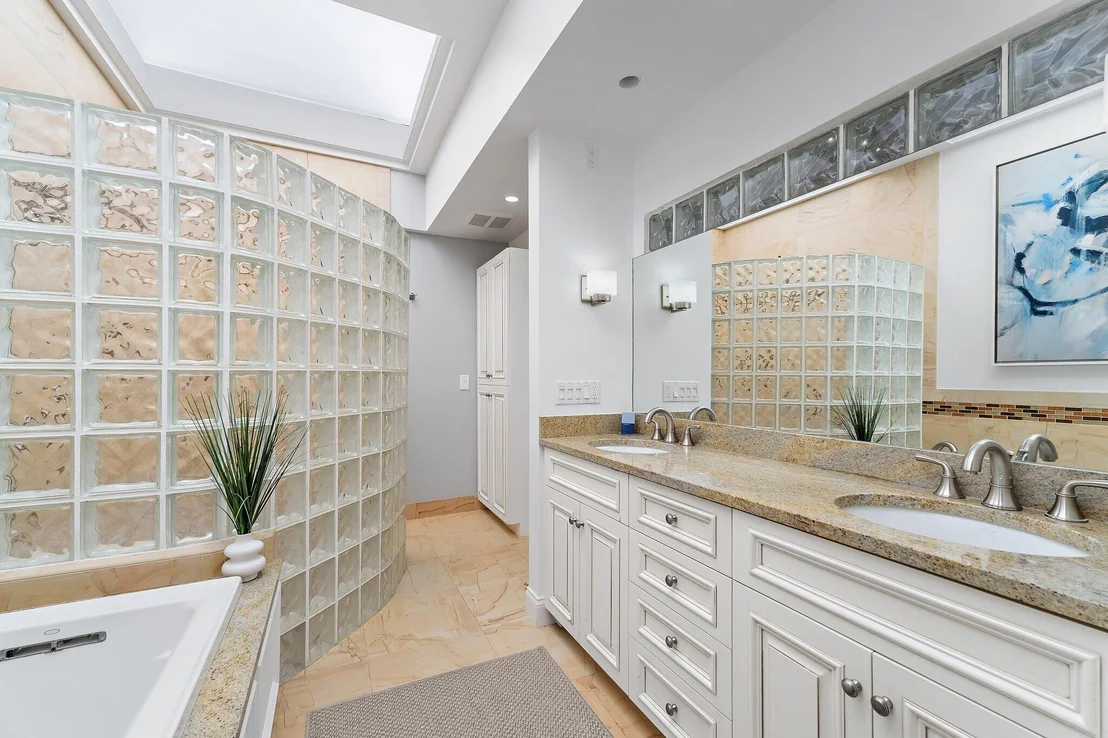 Photo of 102 W Sandpiper Circle