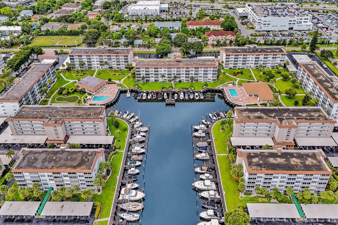Photo of Unit UNIT405 at 2829 Florida Boulevard