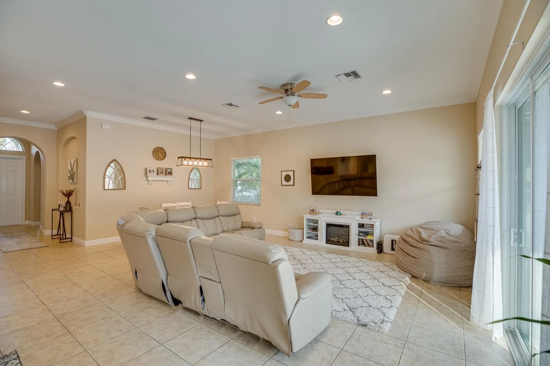 Photo of 4247 DIAMOND Square