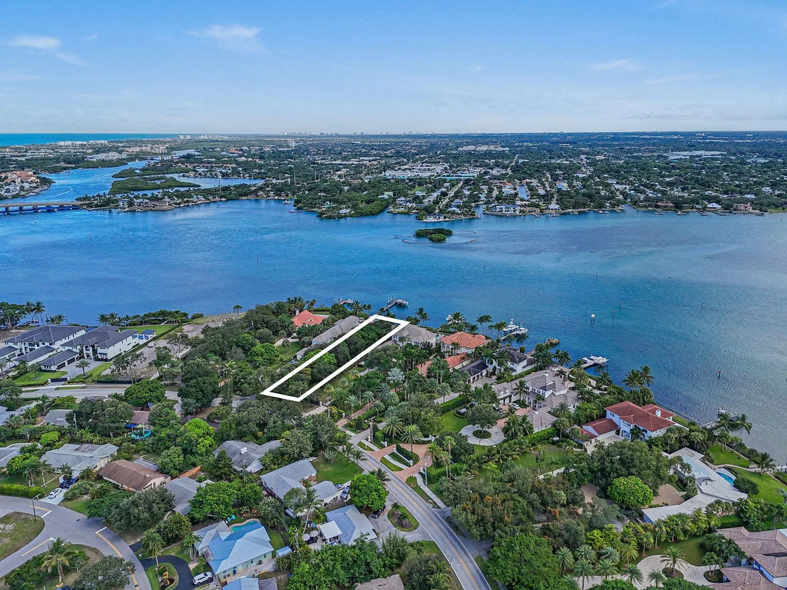 Photo of 114 W Riverside Drive
