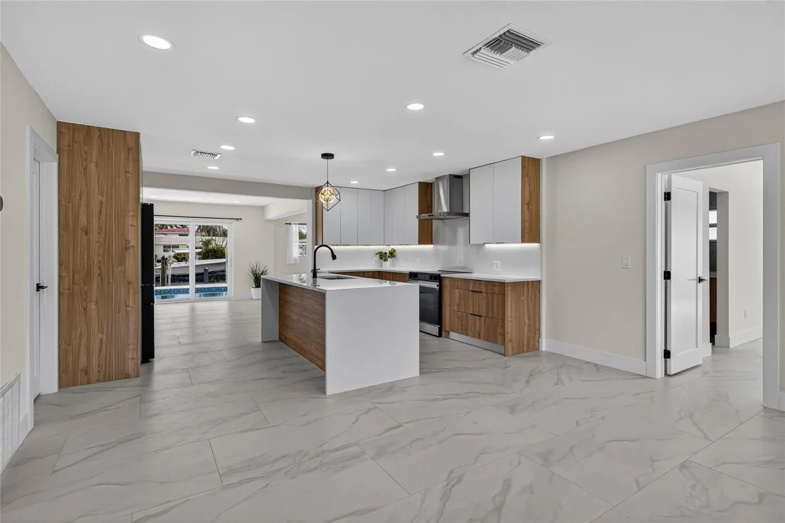 Photo of 230 SE 3rd Avenue