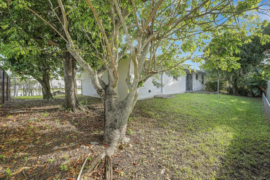 Photo of 2822 Summit Boulevard
