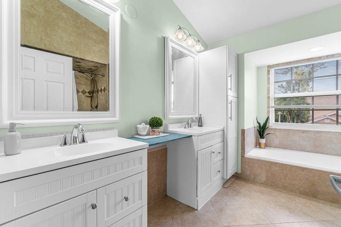 Photo of 1071 Fairfax Circle W