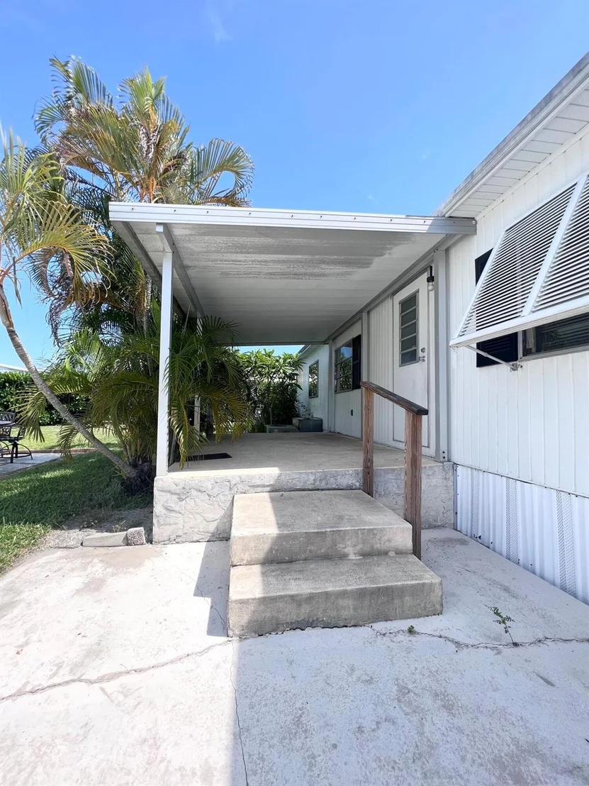 Photo of Unit 35 at 400 N A1a