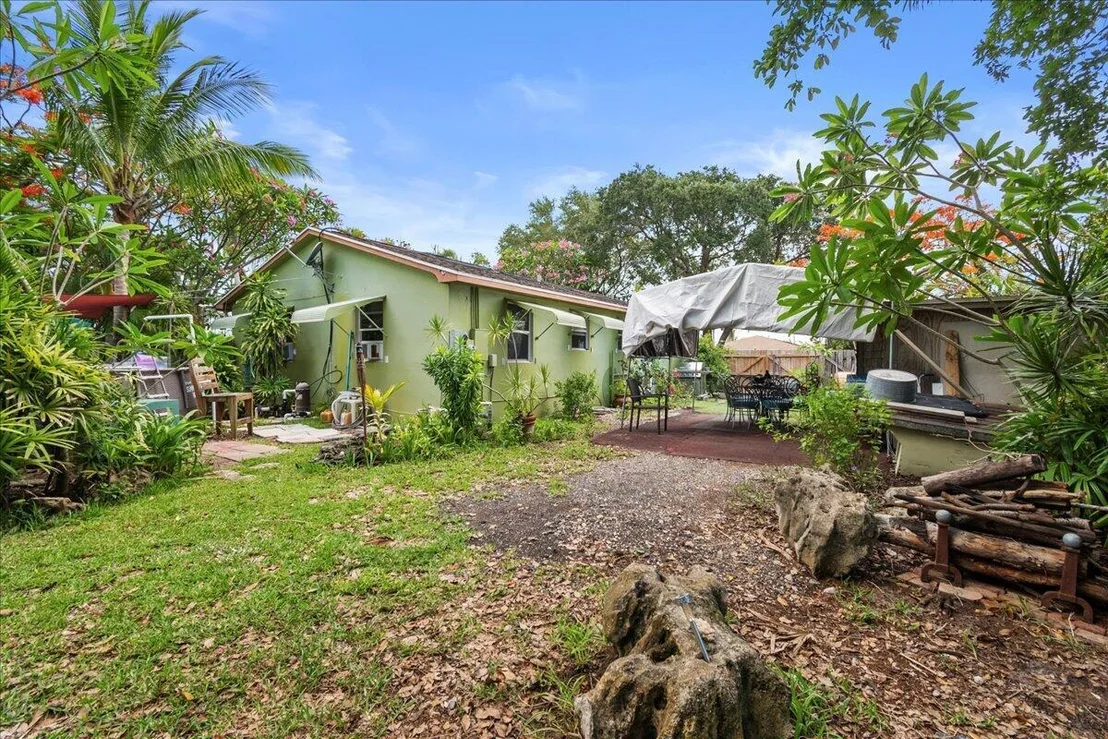 Photo of 1402 S Seacrest Boulevard