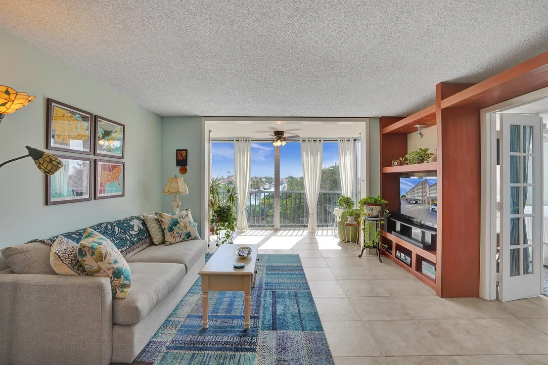 Photo of Unit UNIT405 at 2829 Florida Boulevard
