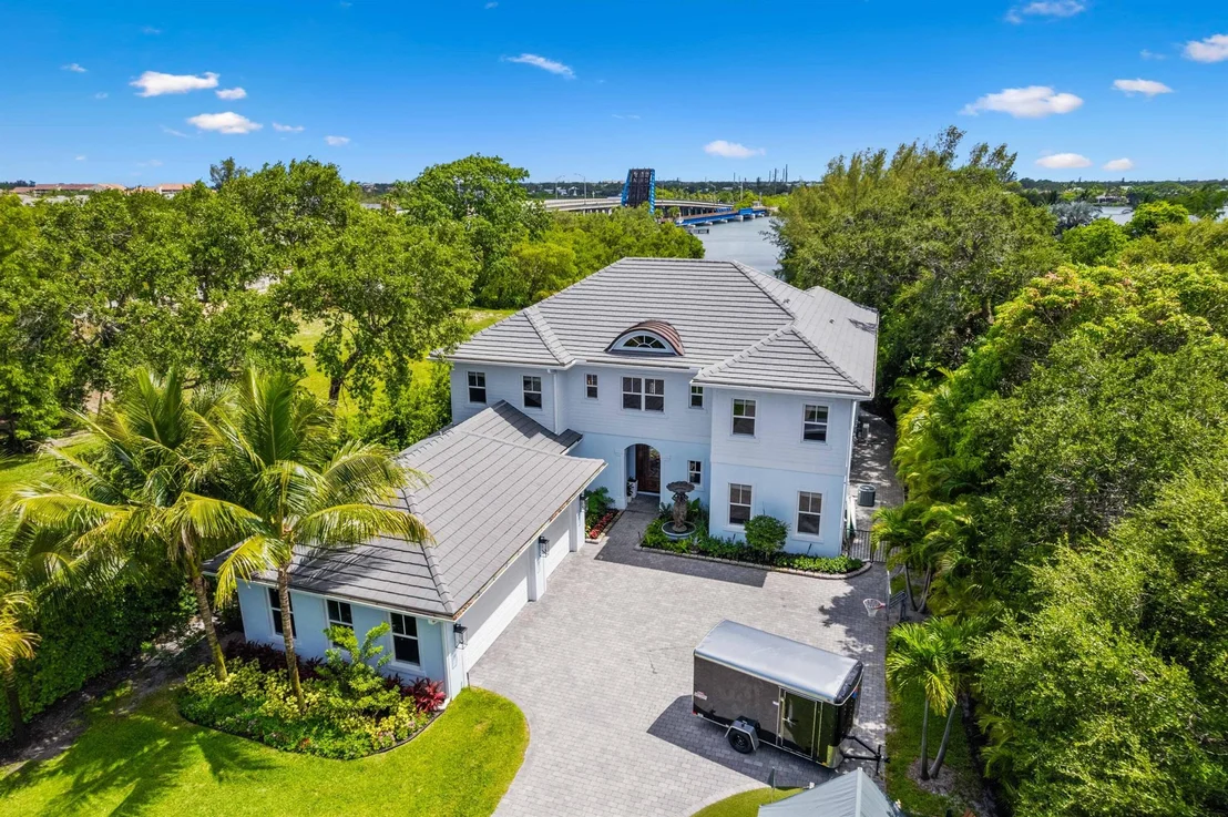 Photo of 202 E Riverside Drive