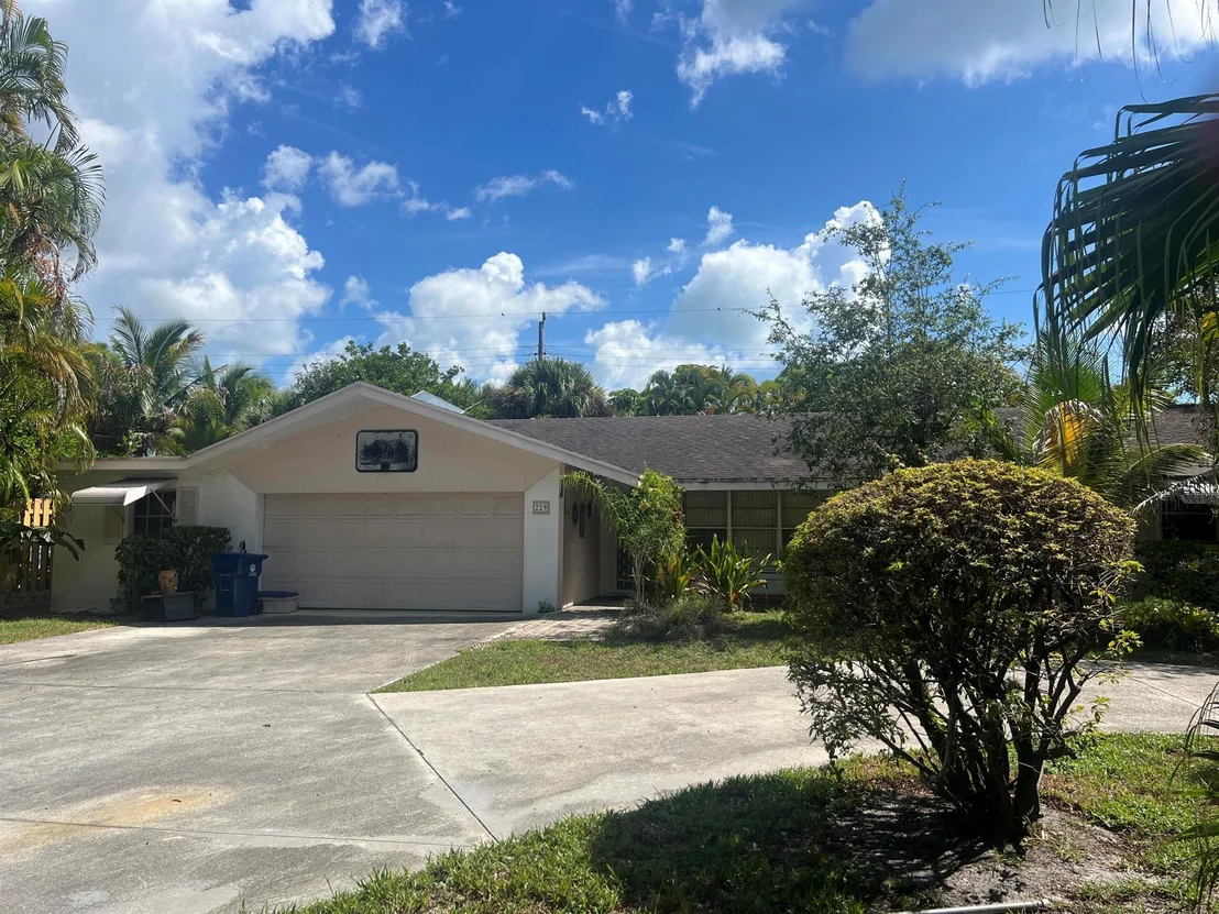 Photo of 229 W Riverside Drive