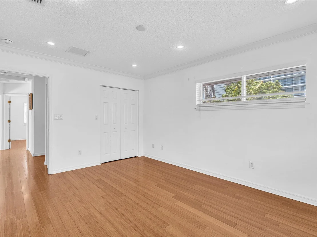 Photo of 518 N Riverside Drive
