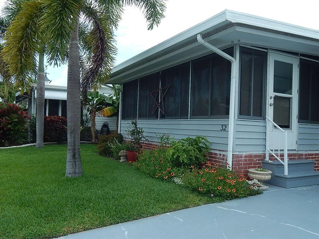 Photo of Unit 32 at 400 N A1a