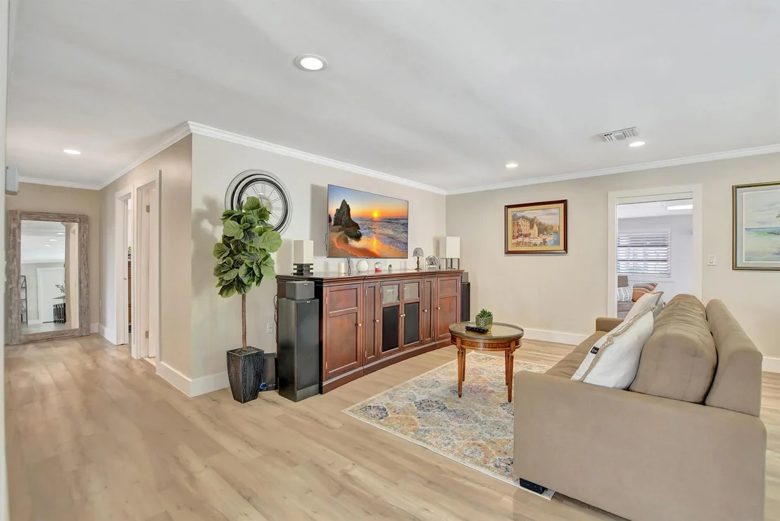 Photo of 1599 Isabel Este Road