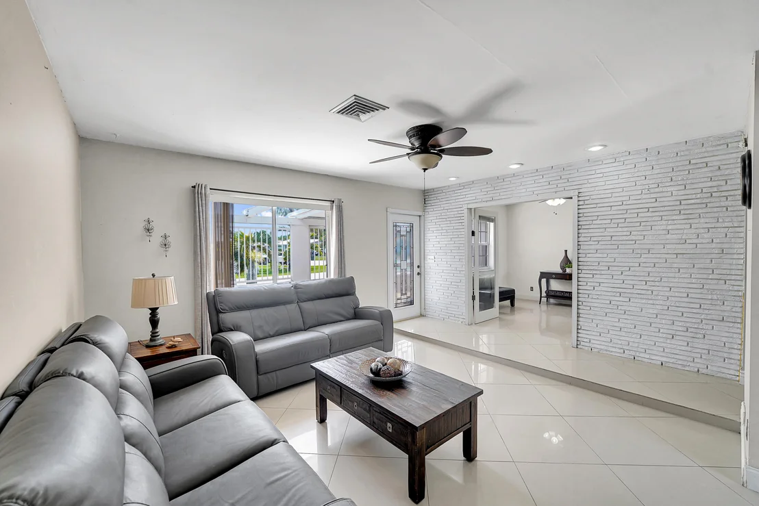 Photo of 555 NW 50TH Place