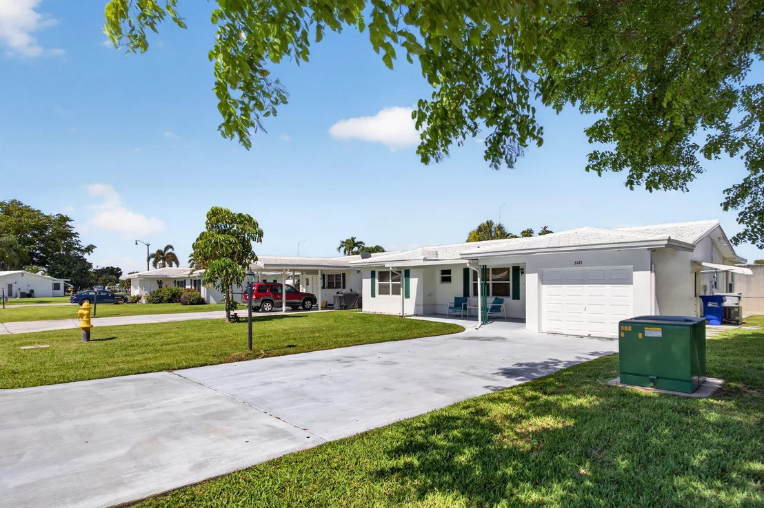 Photo of 3121 E Golf Boulevard