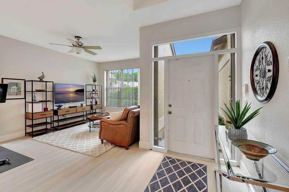 Photo of 7613 Charing Cross Lane