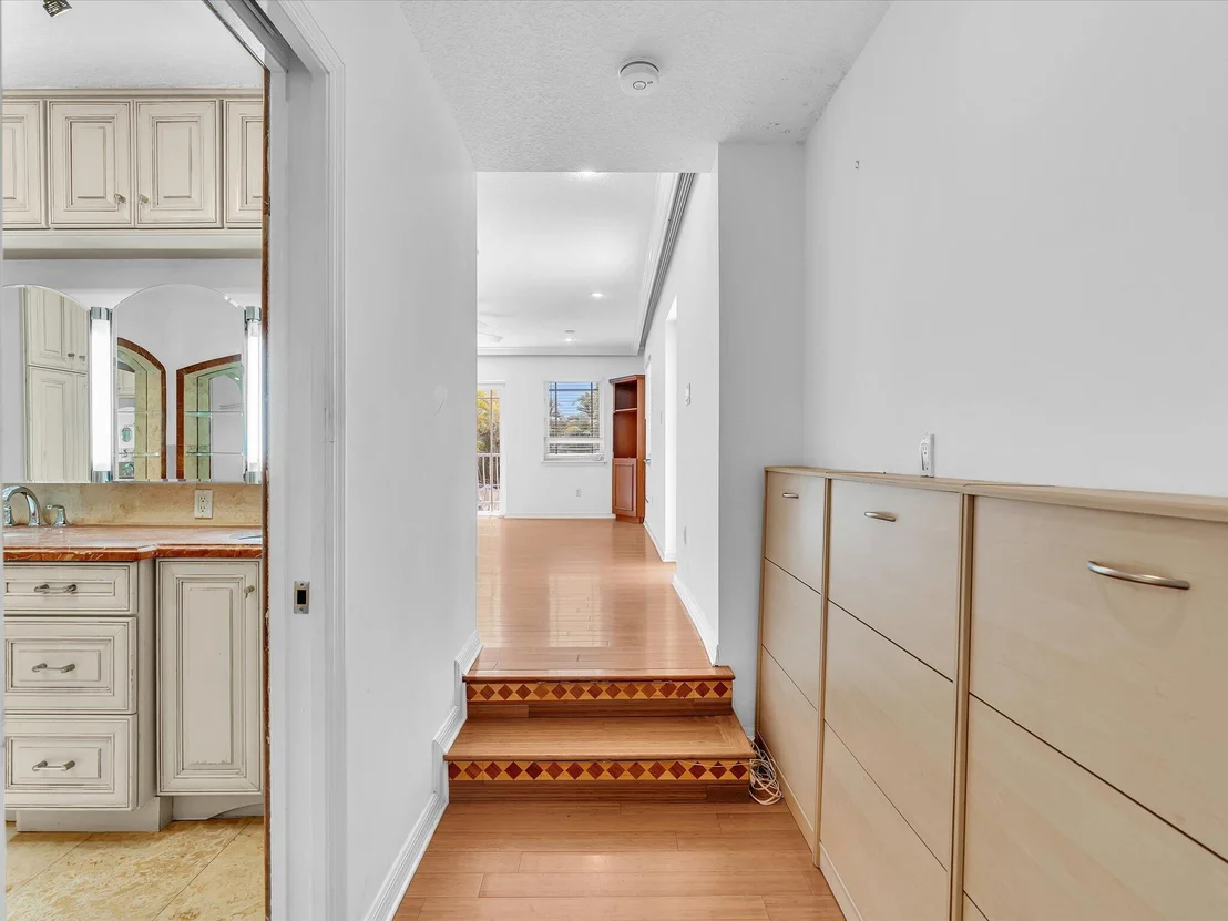 Photo of 518 N Riverside Drive