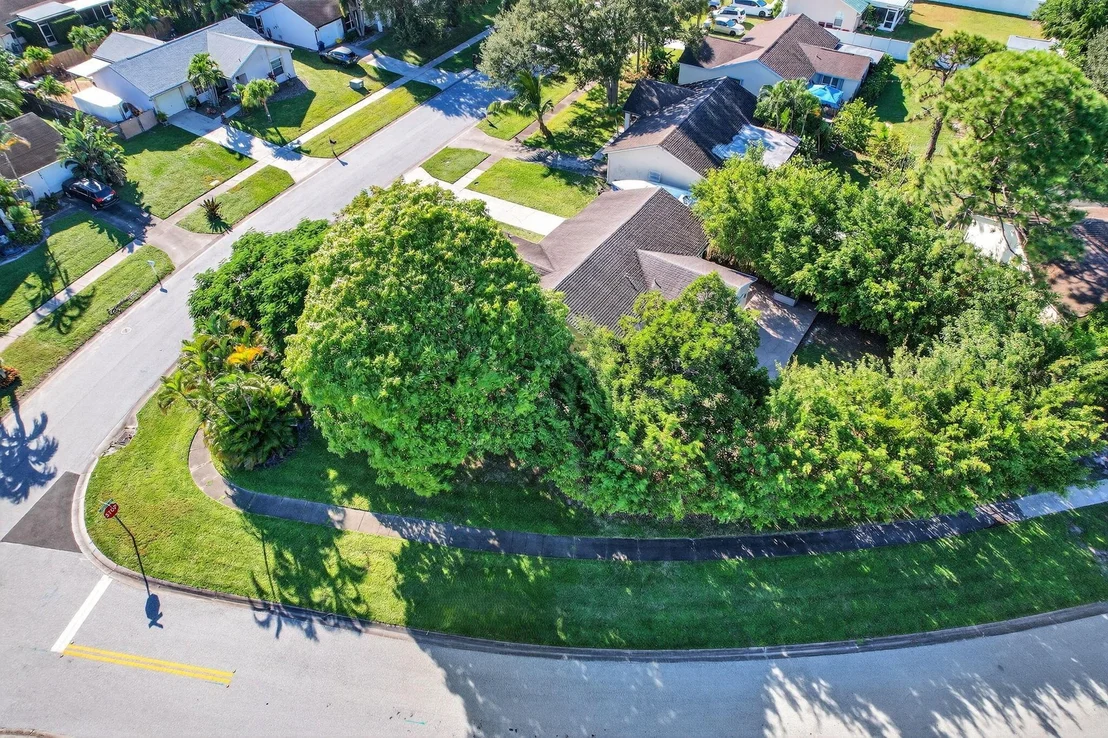Photo of 130 Lakeside Circle