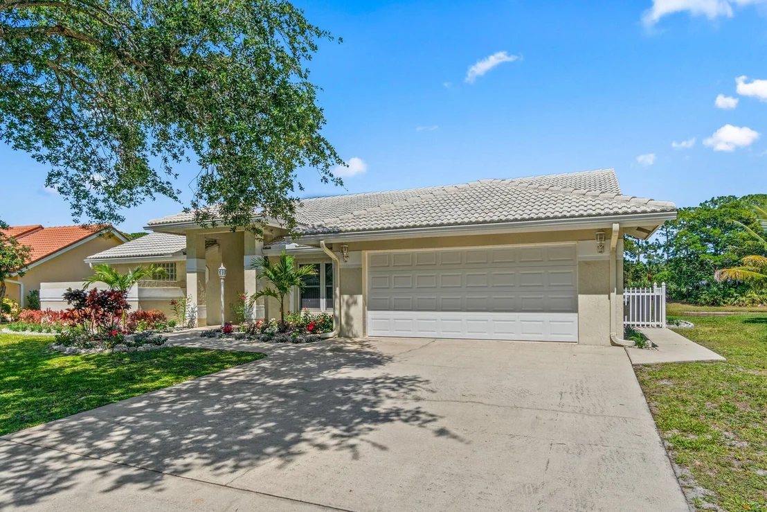 Photo of 18330 Lake Bend