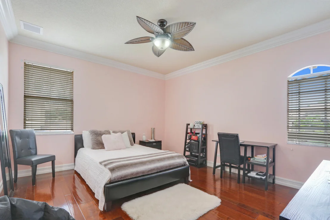 Photo of 533 Edgebrook Lane