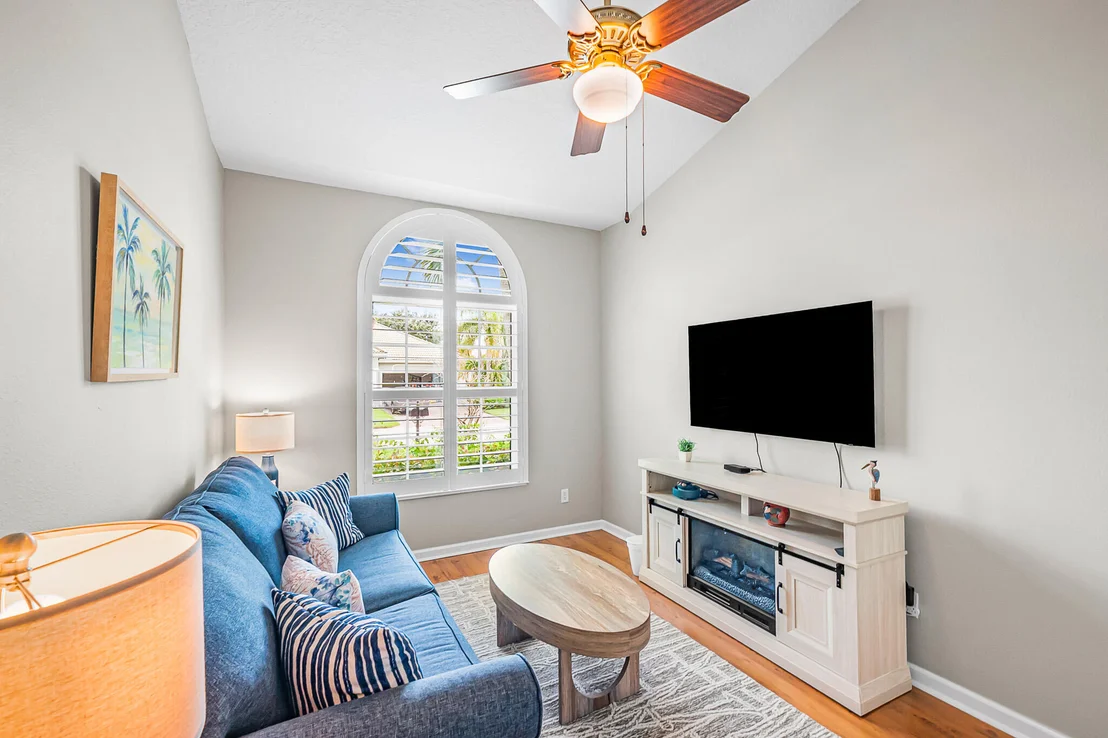 Photo of 590 NW Red Pine Way