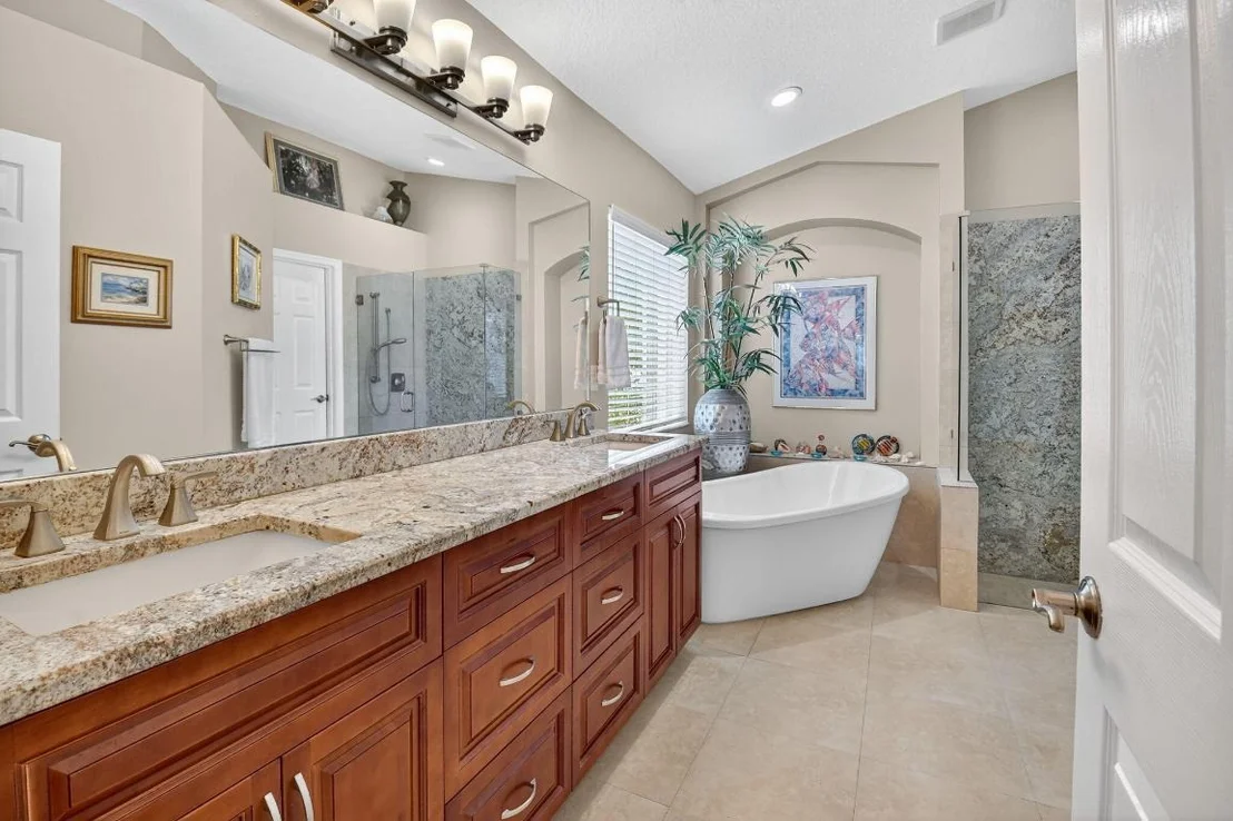 Photo of 523 Canoe Point