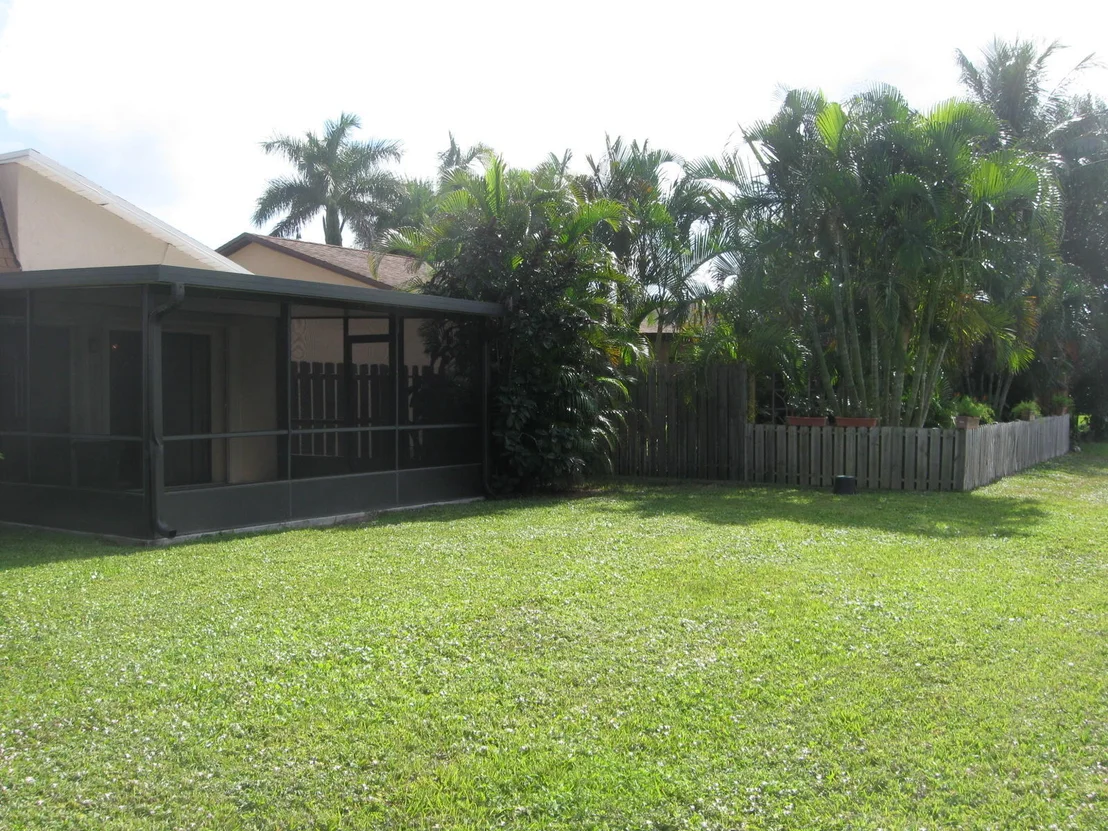 Photo of 5550 Mirror Lakes Boulevard