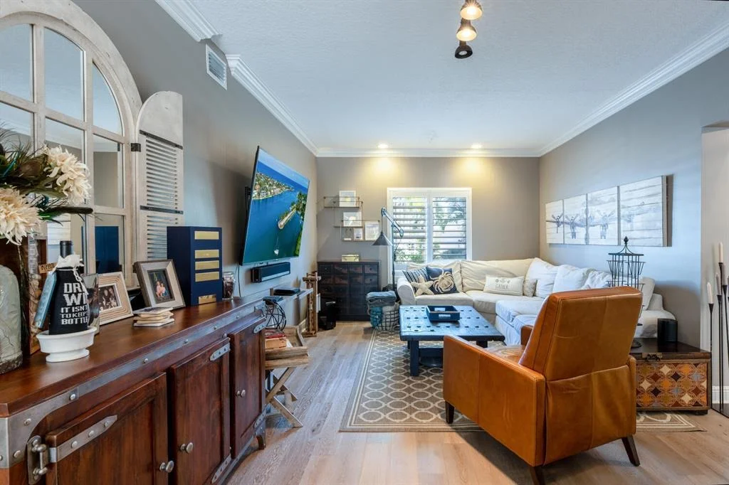 Photo of 916 Dolphin Drive