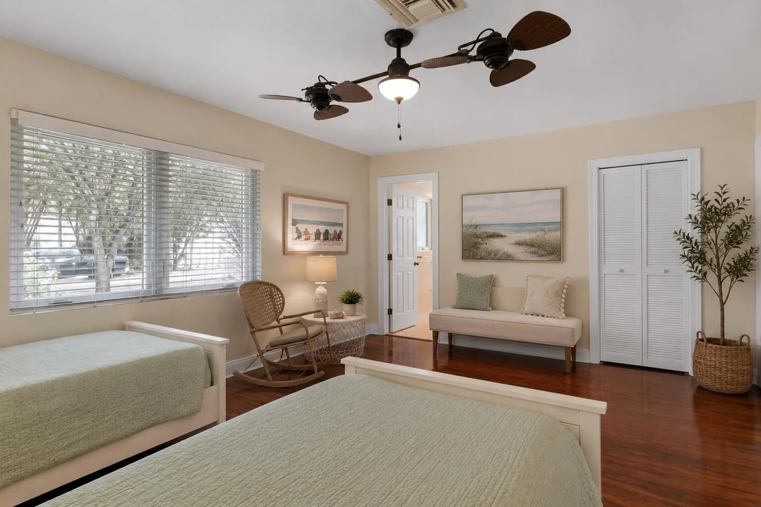 Photo of 3240 Lakeview Drive