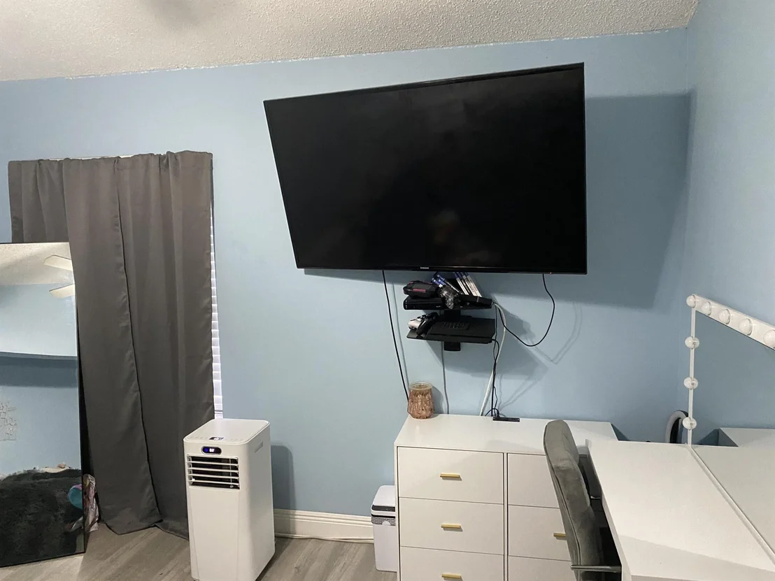 Photo of 7134 Le Chalet Boulevard