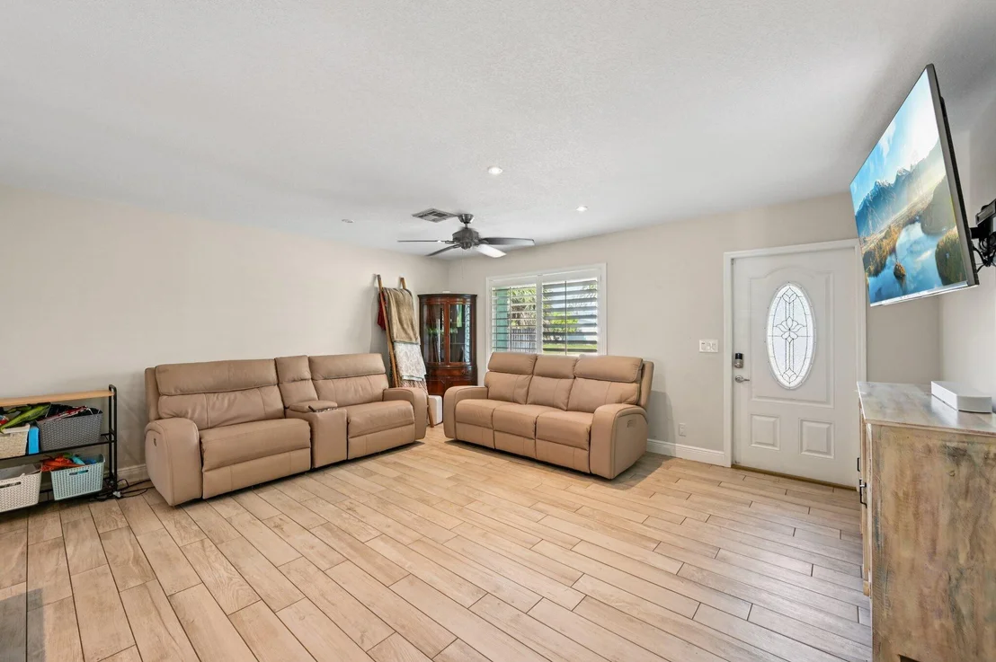 Photo of 405 E Whitney Drive