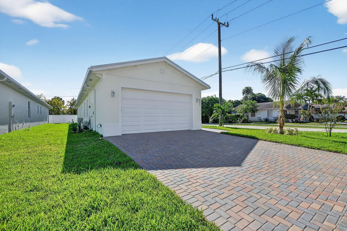 Photo of 601 N Loxahatchee Drive