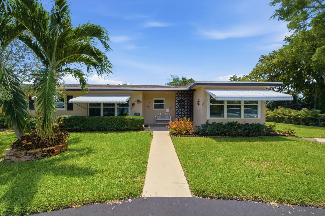 Photo of Unit D at 957 Circle Drive