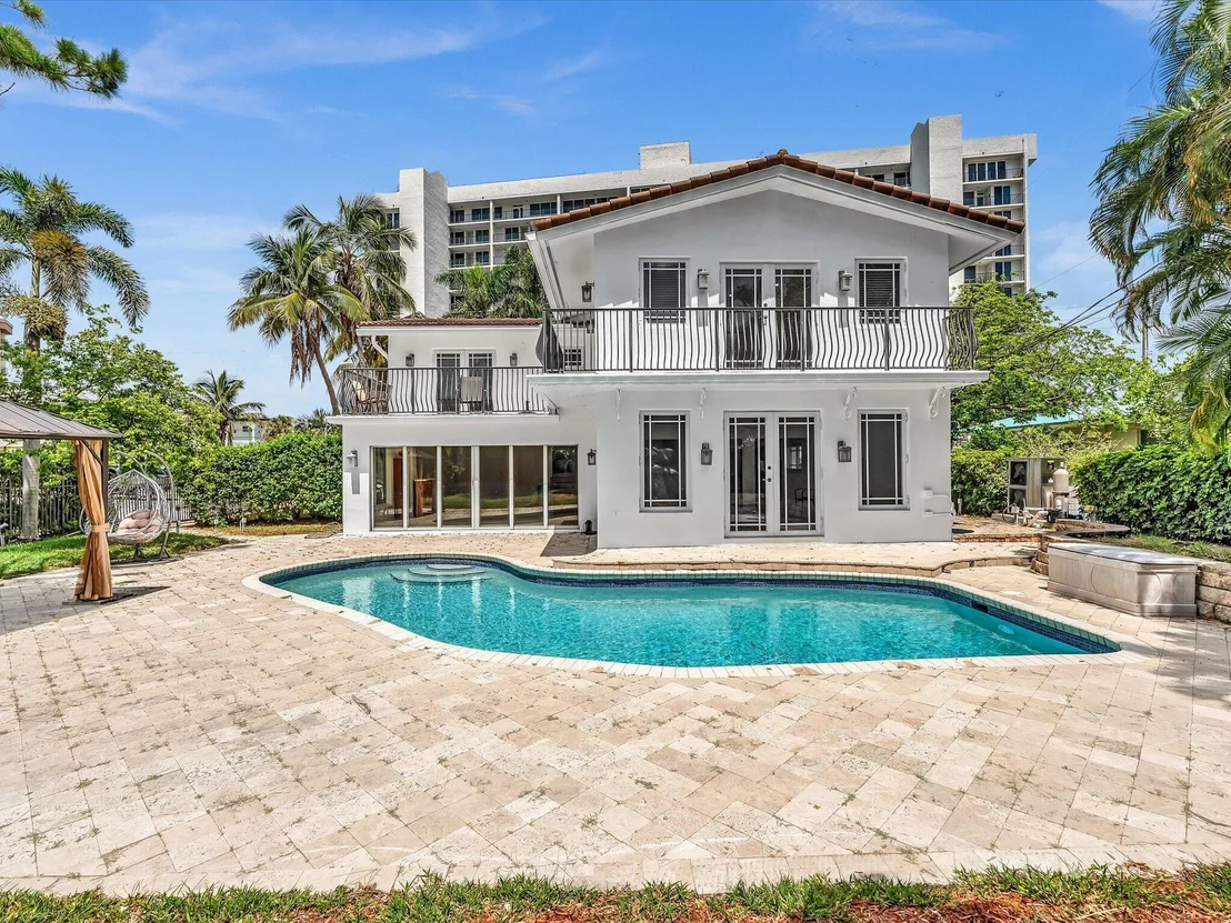 Photo of 518 N Riverside Drive