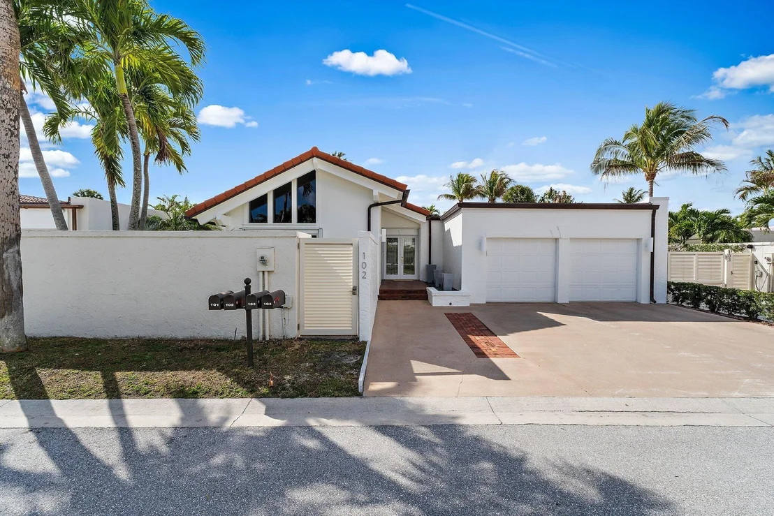 Photo of 102 W Sandpiper Circle
