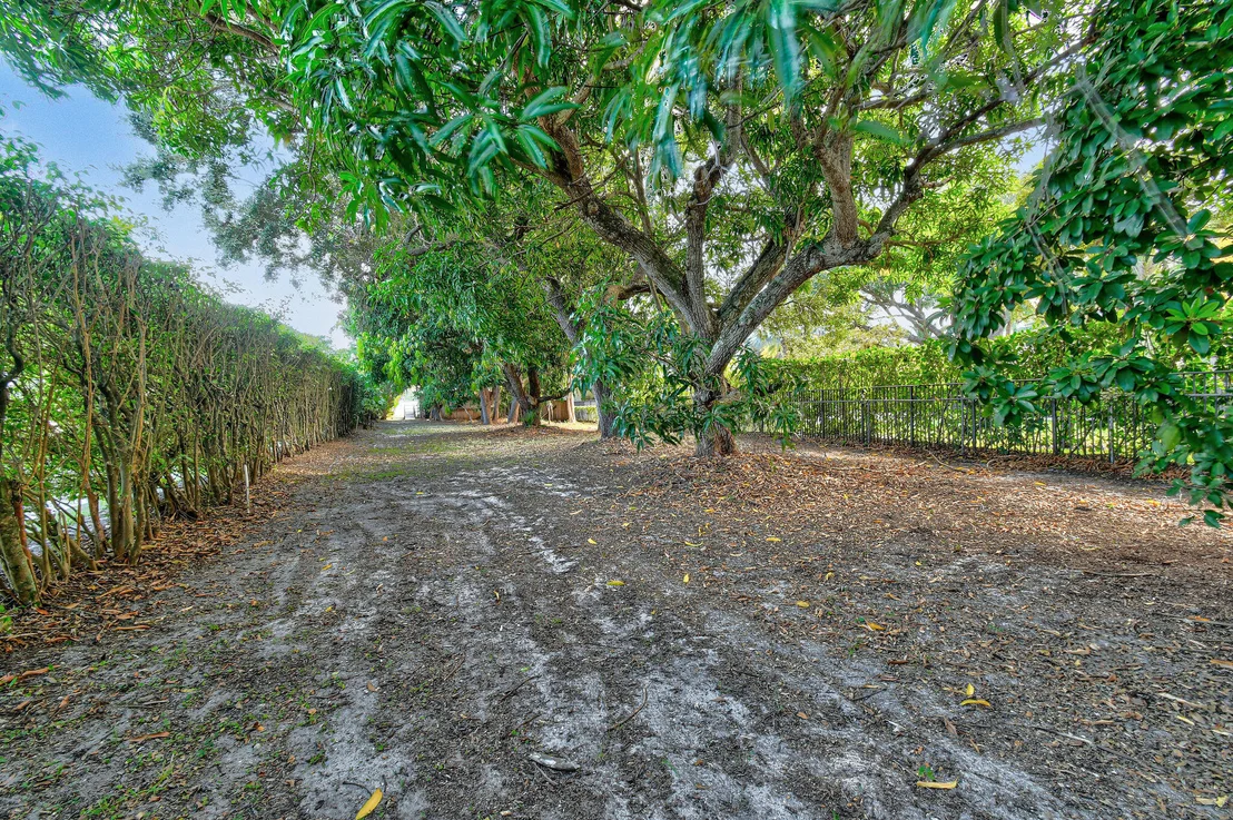 Photo of 114 W Riverside Drive