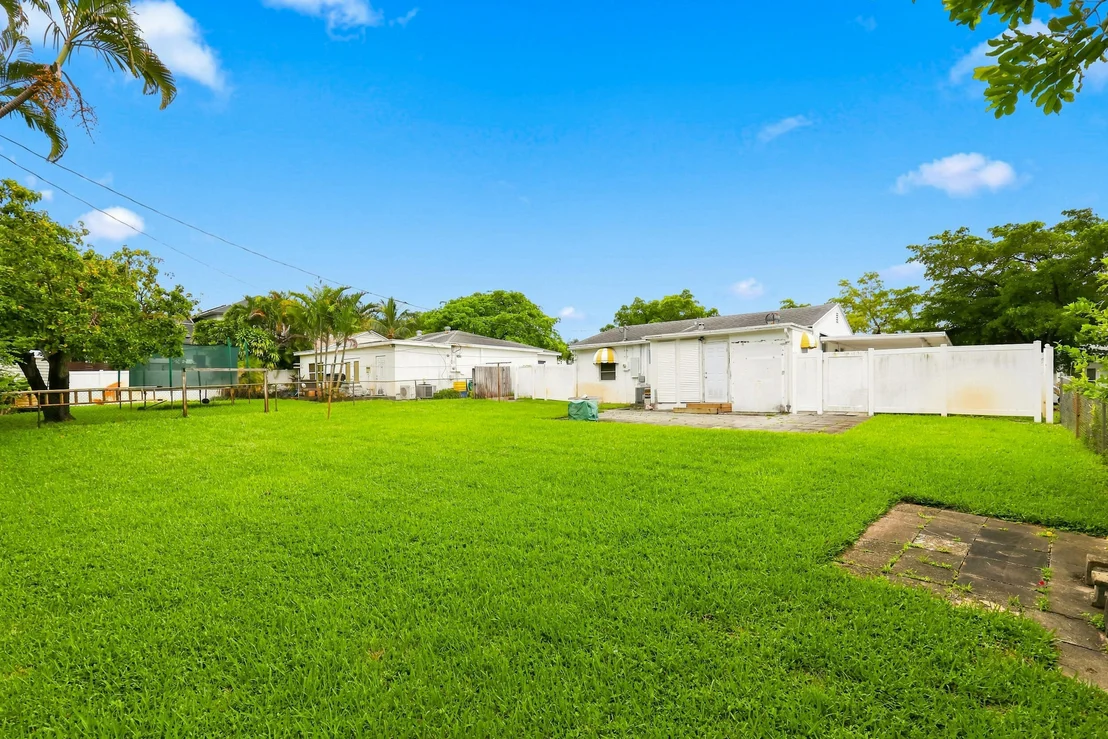Photo of 933 UPLAND Road