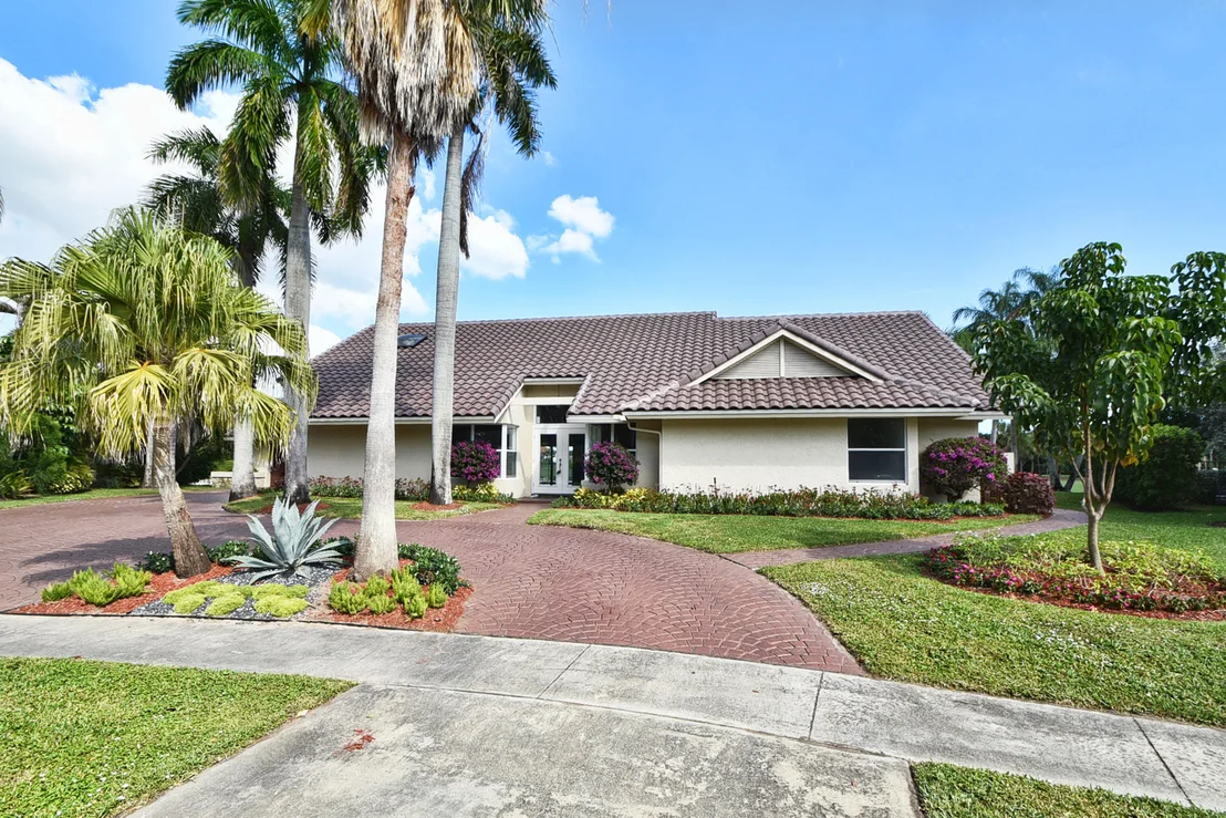 Photo of 3835 Live Oak Boulevard