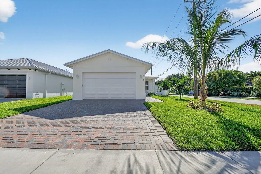 Photo of 601 N Loxahatchee Drive