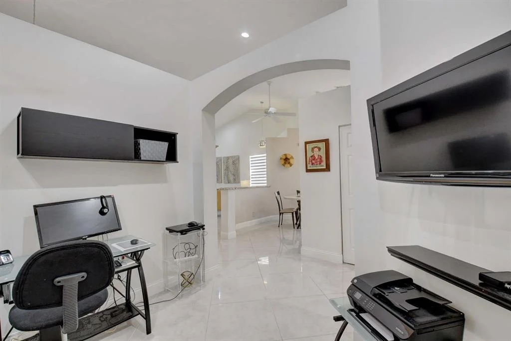 Photo of 6169 Heliconia Road