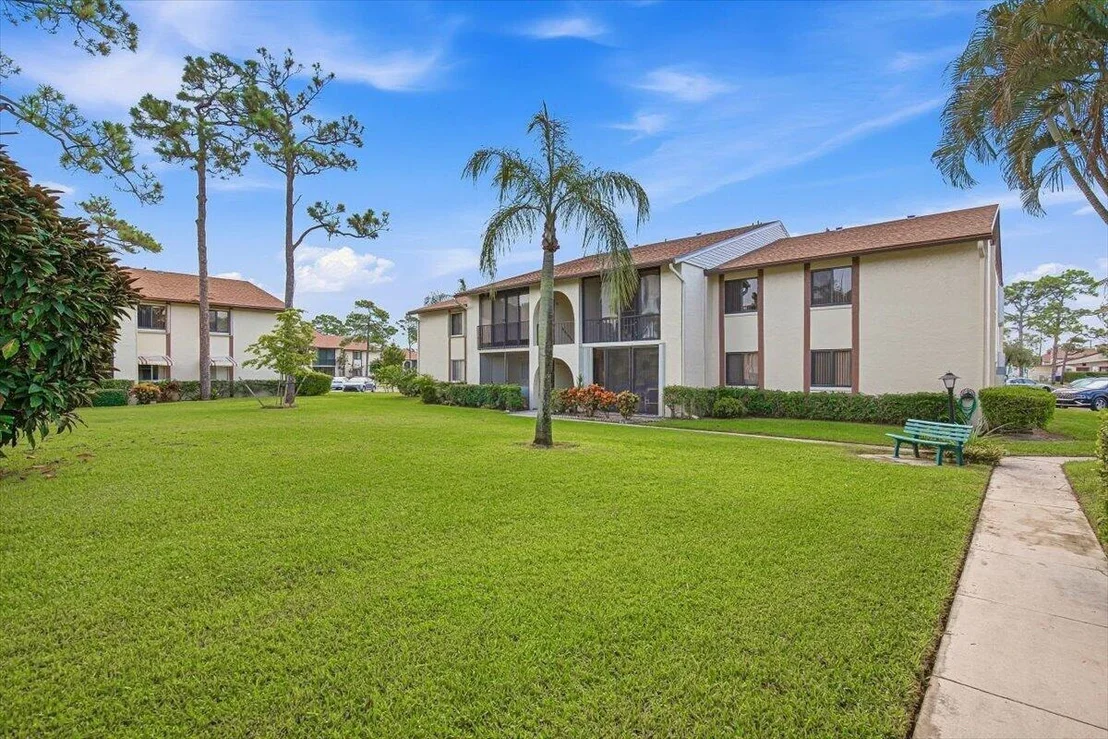 Photo of Unit D2 at 331 KNOTTY PINE Circle