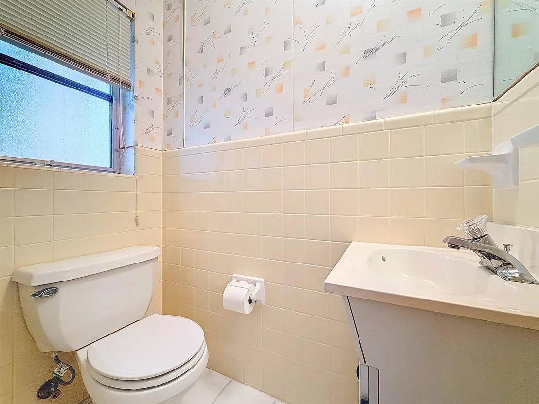 Photo of 2880 NE 45th Street