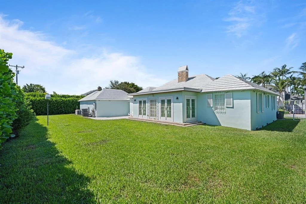 Photo of 322 Colonial Road