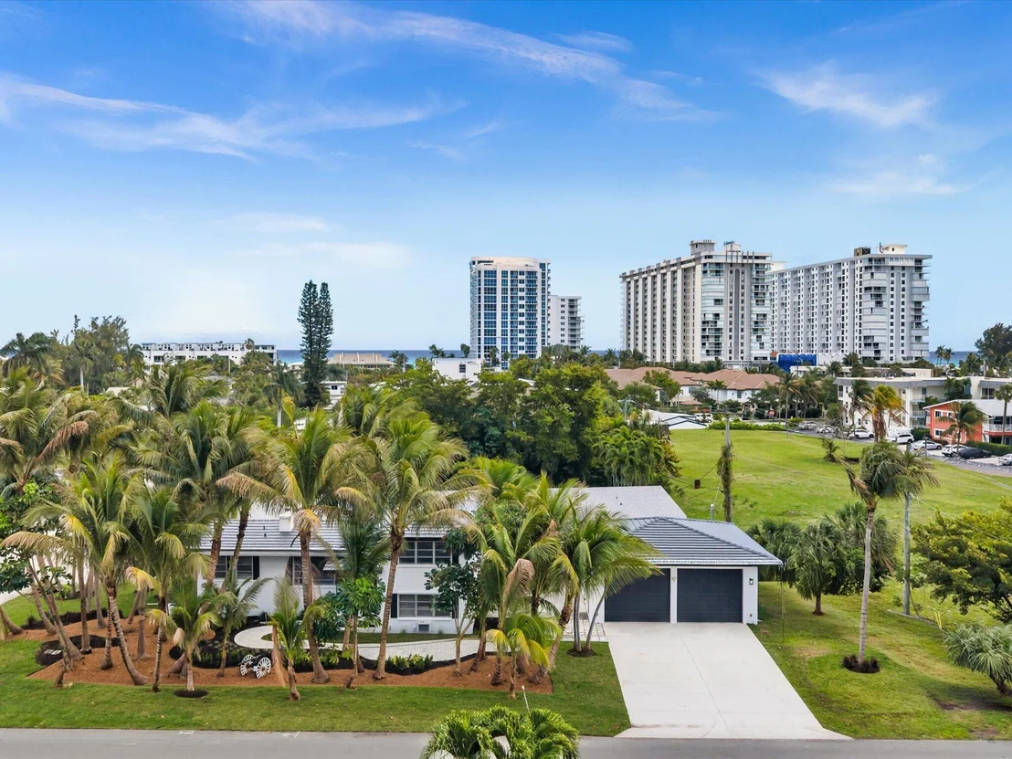 Photo of 702 S RIVERSIDE Drive