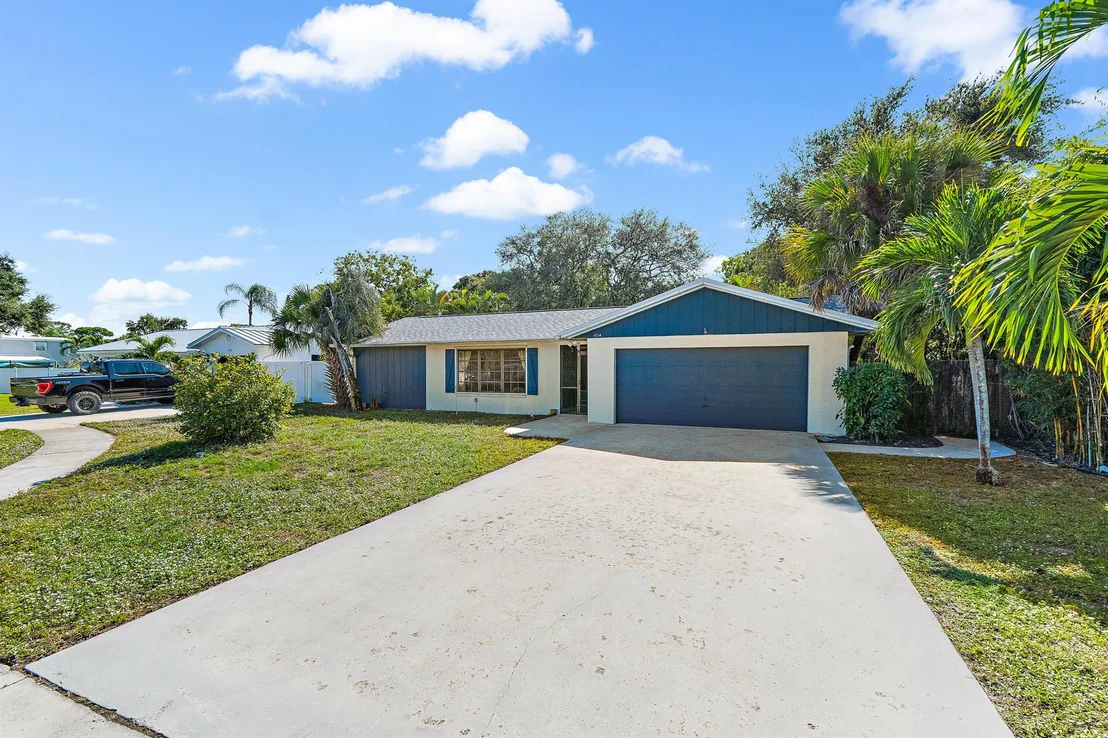 Photo of 404 Highwood Circle