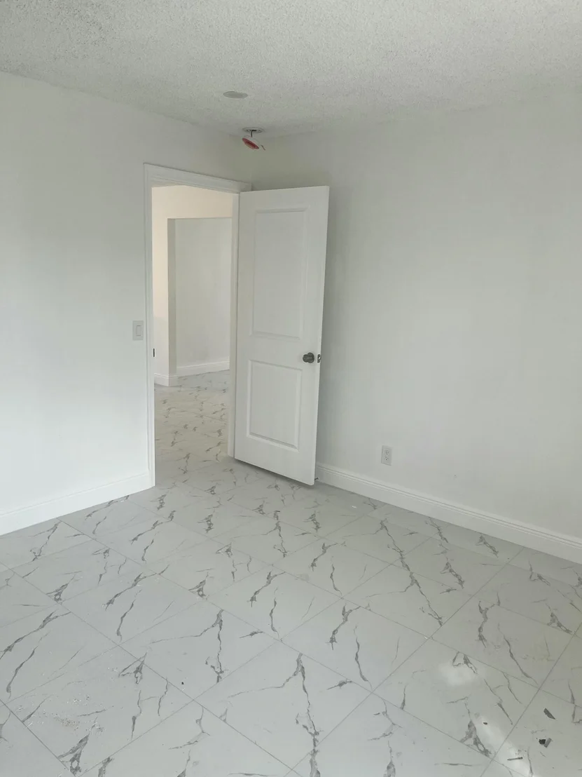 Photo of 2747 Summit Boulevard