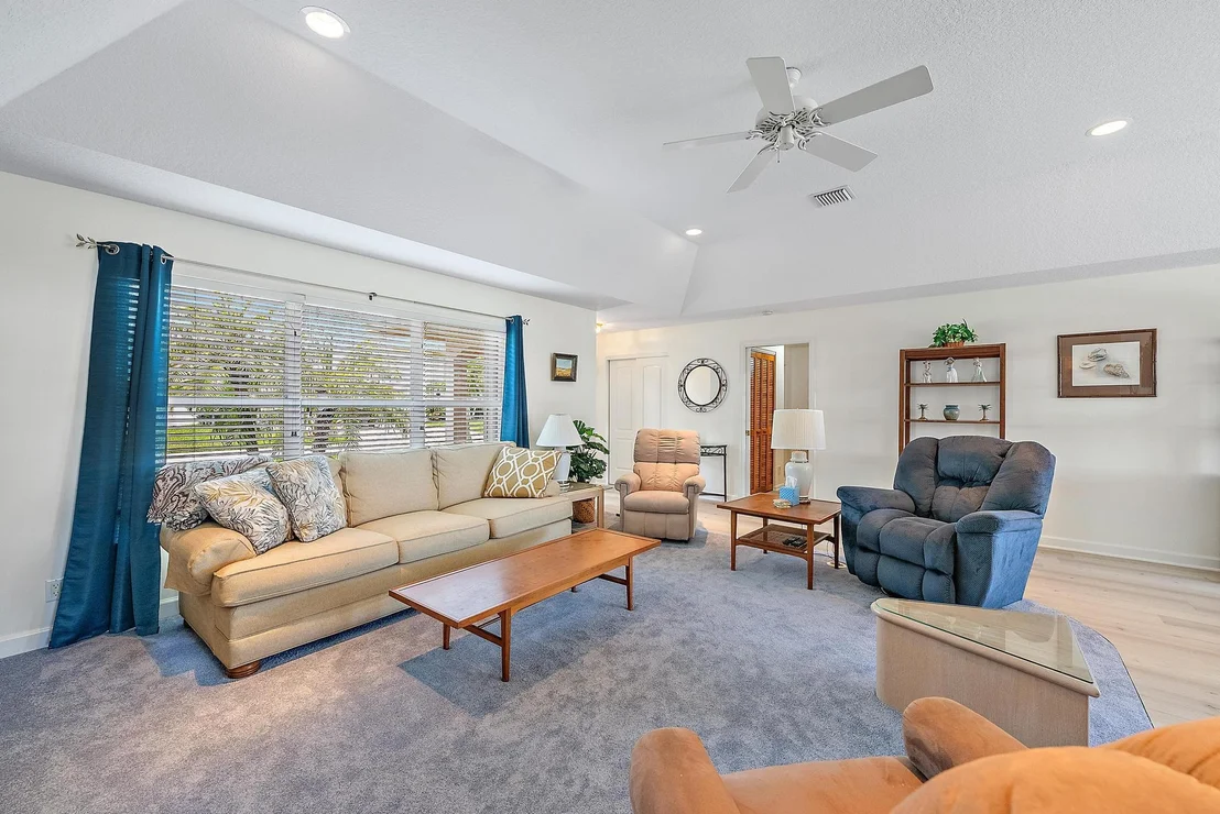 Photo of 925 Dolphin Drive